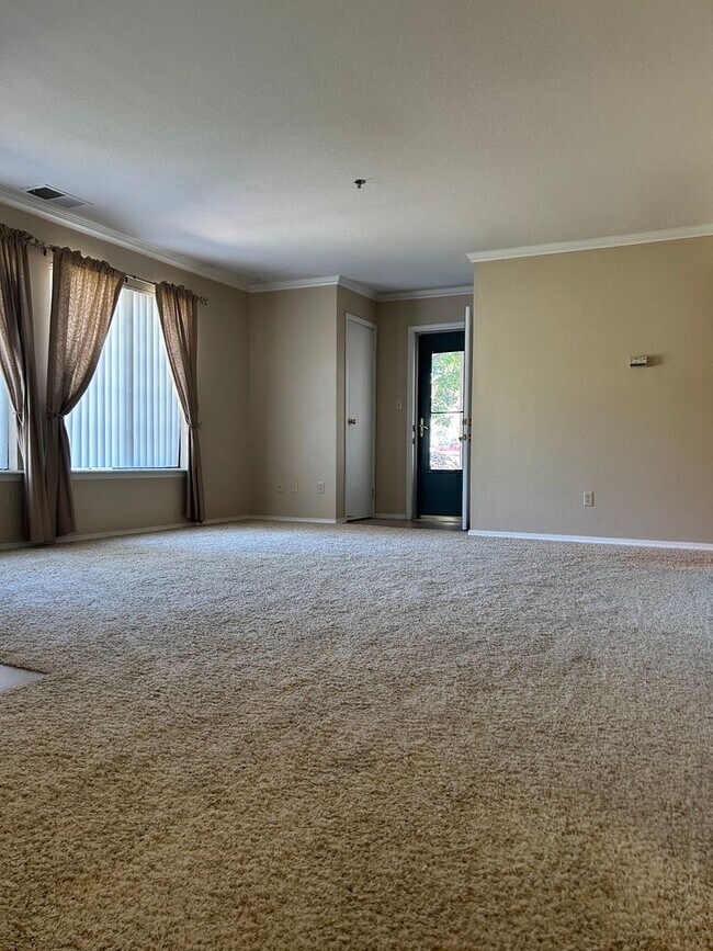 Foto del edificio - $1495/Mos 1 Bed 1 Bath Lower Level Condo i...