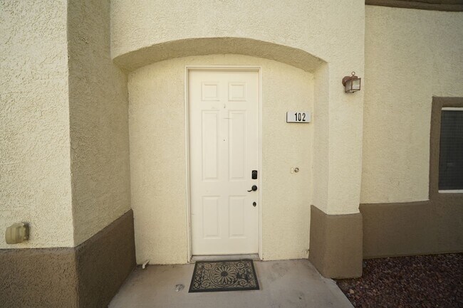 Building Photo - SHOWINGS AVAILABLE NOW