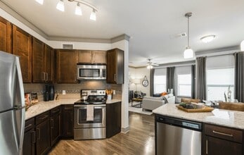 Building Photo - 2101 Kingsley Dr