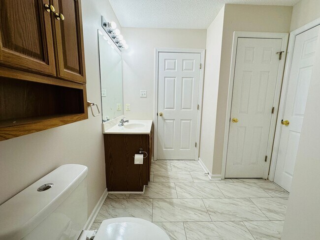 Foto del edificio - 2BR Condo with Garage | Vaulted Ceilings | Real Hardwood Floors | Gas Fireplace | Near UT & Downt...