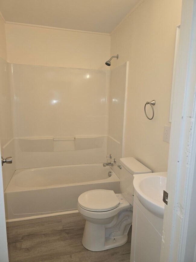 Building Photo - R- 903/905 Highland Dr