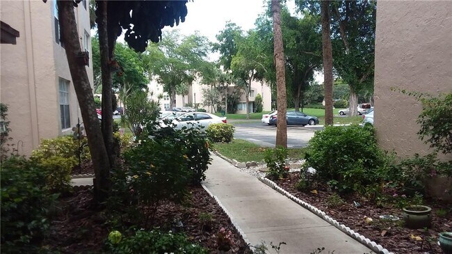 Building Photo - 9430 Live Oak Pl