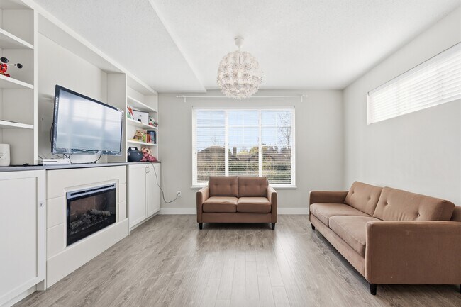 Photo du bâtiment - 16228-16228 16 Ave