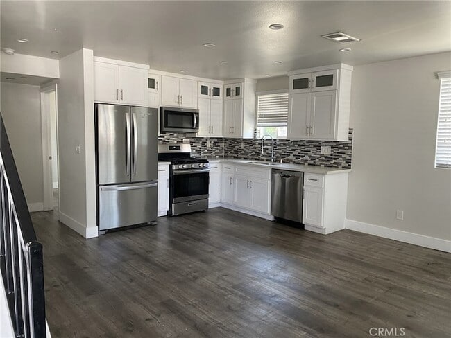 Building Photo - 2420 1/2 Folsom Street Unit