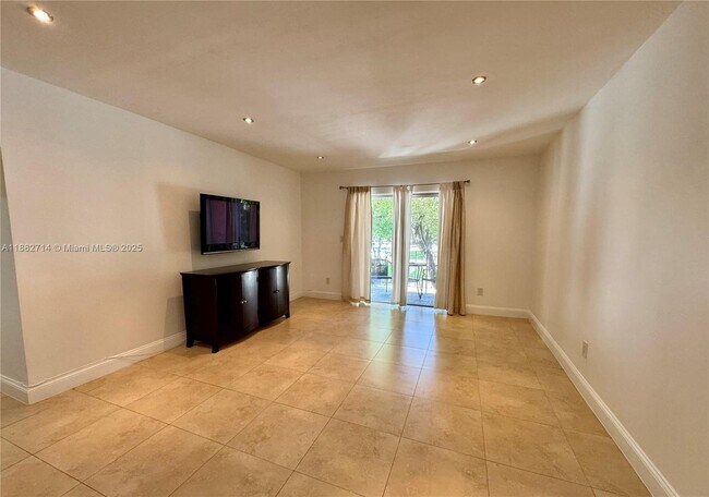 Building Photo - 10768 N Kendall Dr