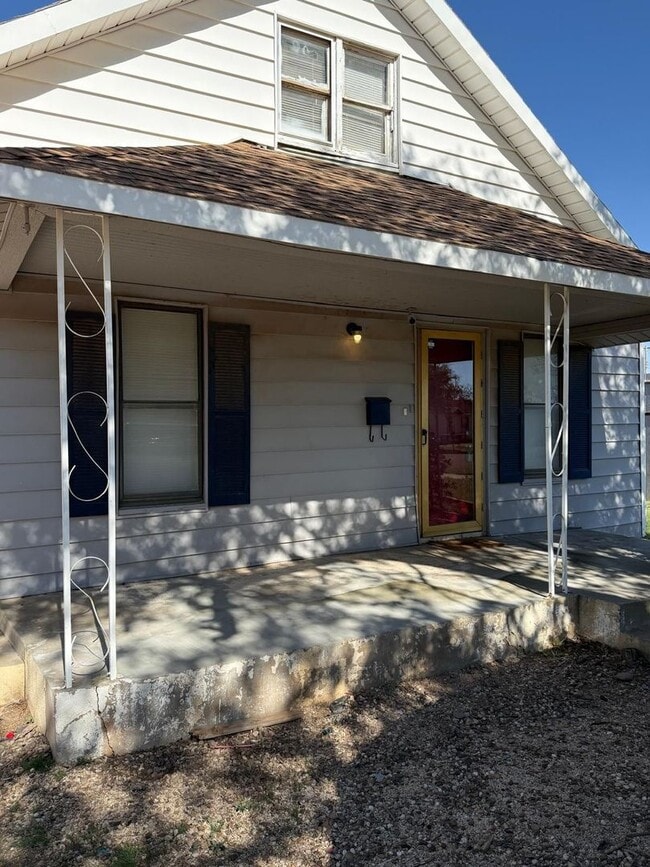 Building Photo - 630 S 15th St