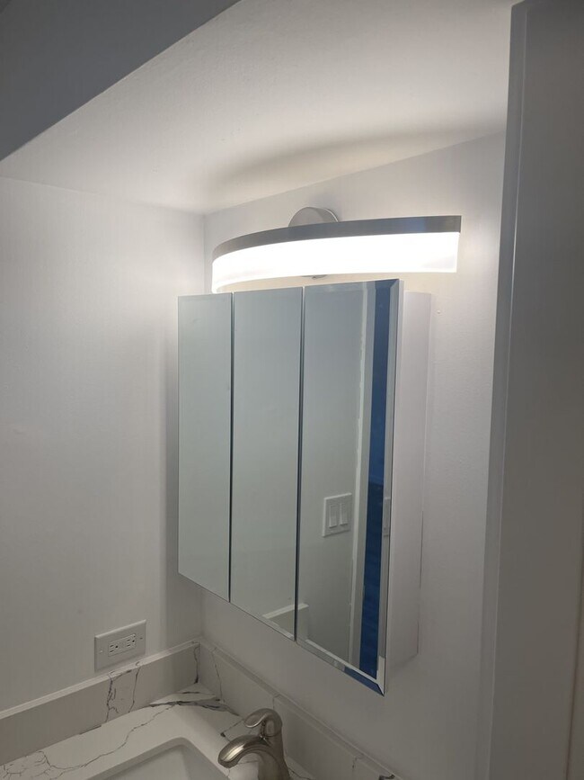 Foto del edificio - Fully renovated studio, 824 Kinau st