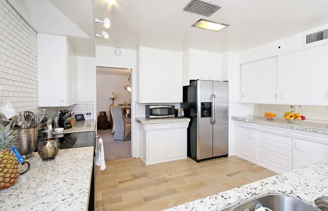 Building Photo - Beautiful and Charming 3 Bedroom House Com...