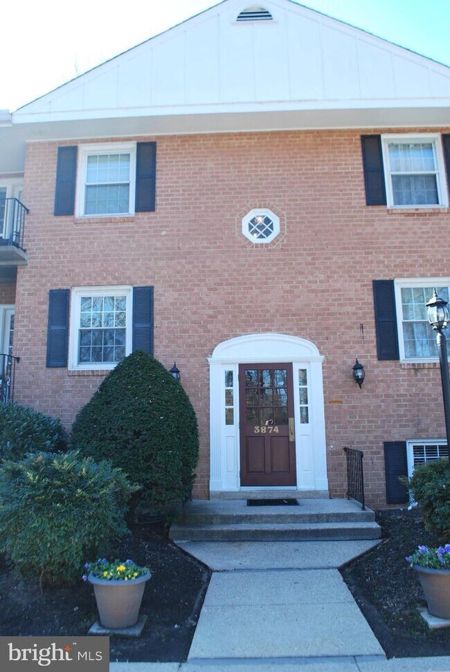 Building Photo - 3874 Lyndhurst Dr