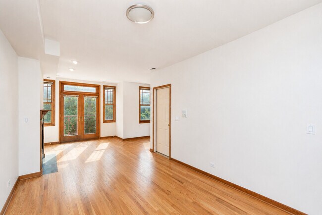Foto del edificio - 3240 N Racine Ave