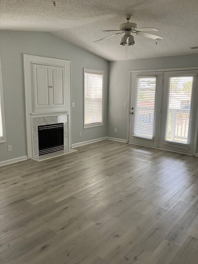 Building Photo - 719-I