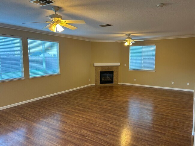 Foto del edificio - Beautiful 4 Bedroom, 2.5 Bath Oakley Home ...