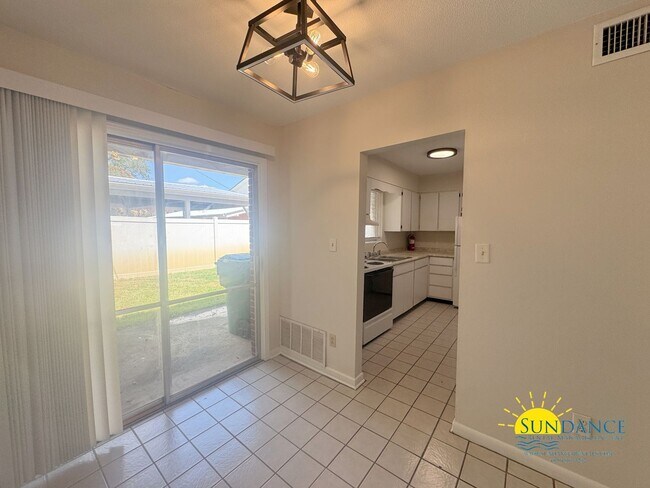 Foto del edificio - Great Price, Townhome only $1,295 in great...