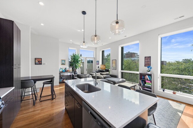 Building Photo - 1728 W Division St