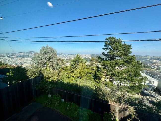 Building Photo - Updated Upstairs 3Bed/2Ba Home in Daly City with Views!