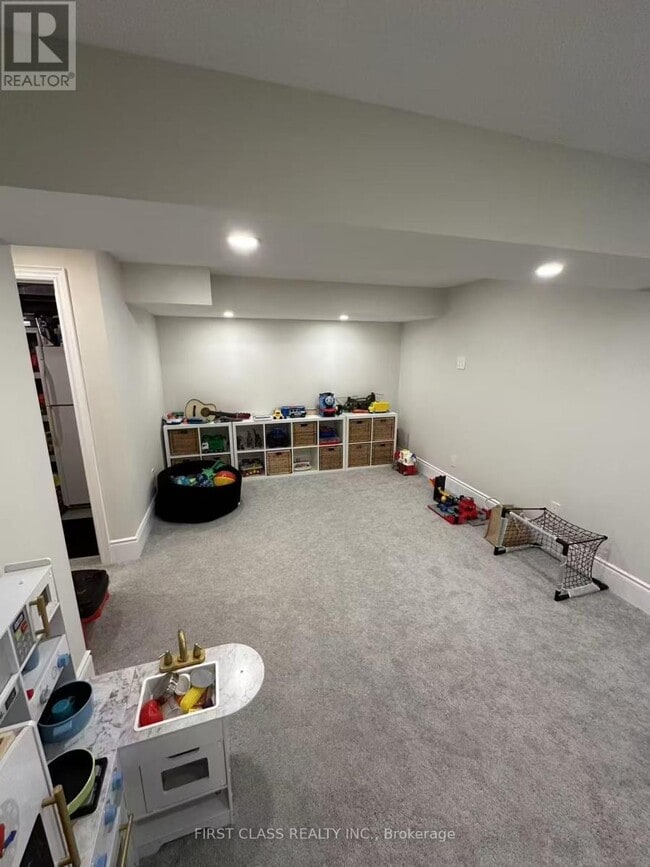 Building Photo - 3430 Hayhurst Crescent