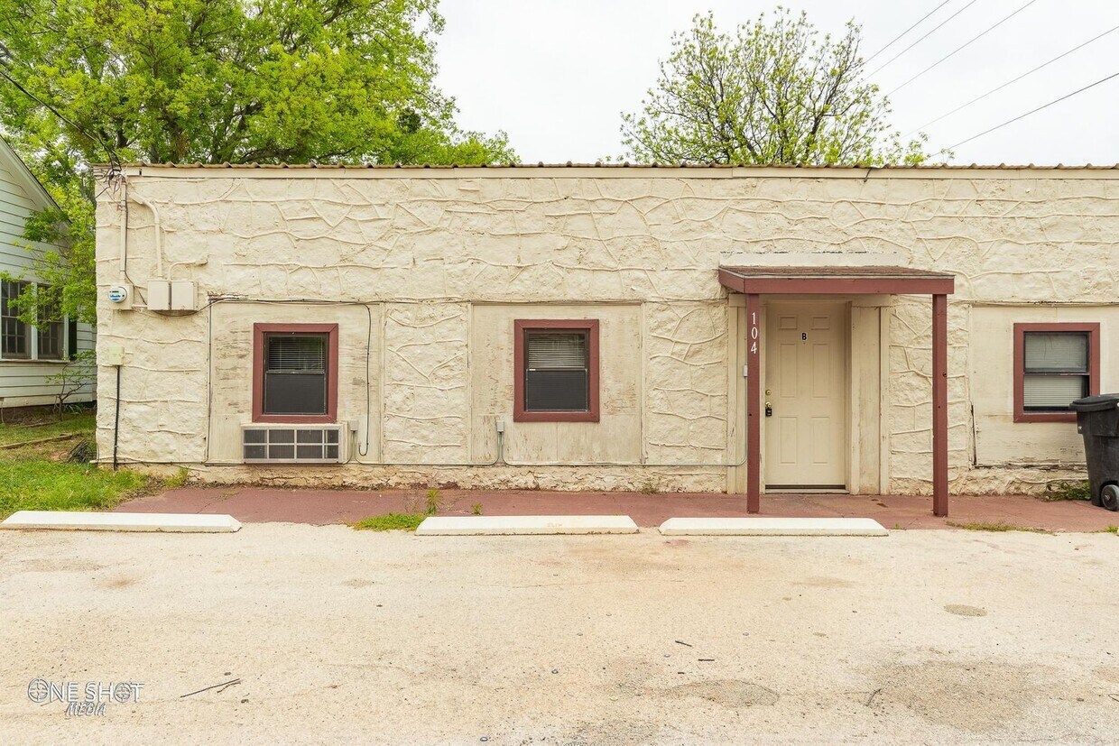 Primary Photo - 104 College #B