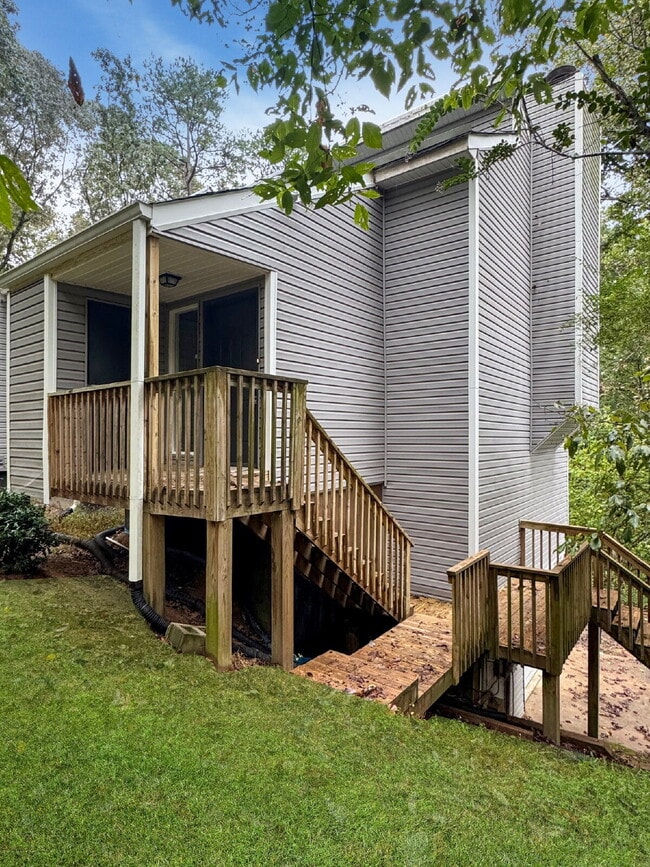 Building Photo - Completely Renovated Duplex with Garage Available For Rent