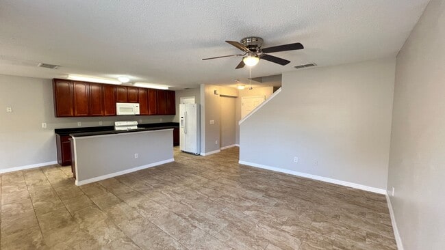 Building Photo - AVAILABLE NOW! Charming 3 Bedroom 2.5 Bath...