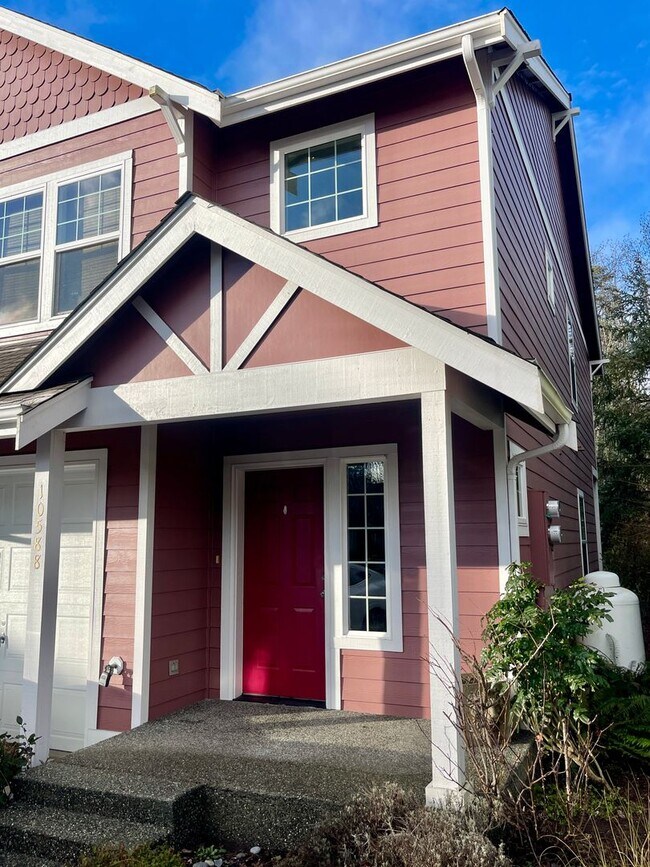 Foto del edificio - In town Kingston 3 bedroom 2.5 bath...available now