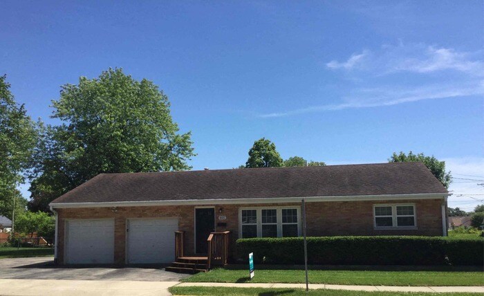 Primary Photo - 805 Jungles Ave