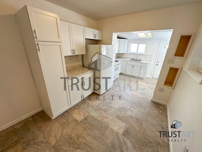 Photo - 1841 E Clementine St House