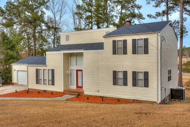 Building Photo - Spacious Three Bedroom in Goshen Lake