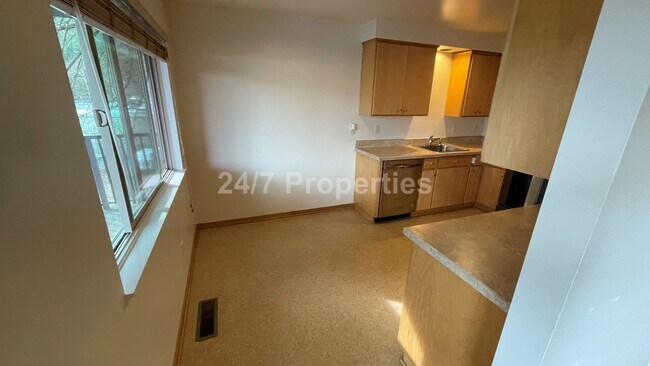 Foto del edificio - **$500 off** 2BD I 1BA + Parking - SW PDX