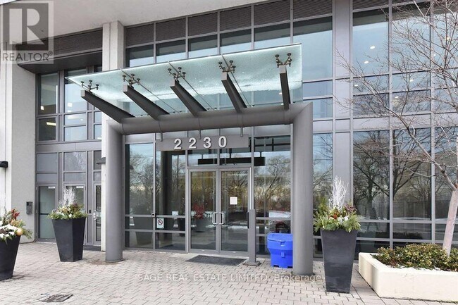 Photo du bâtiment - 2230 Lake Shore Blvd W