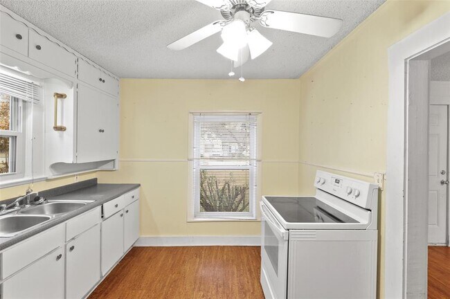 Foto del edificio - 409 W 6th St