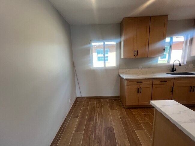 Foto del edificio - 6909 Fulton Ave