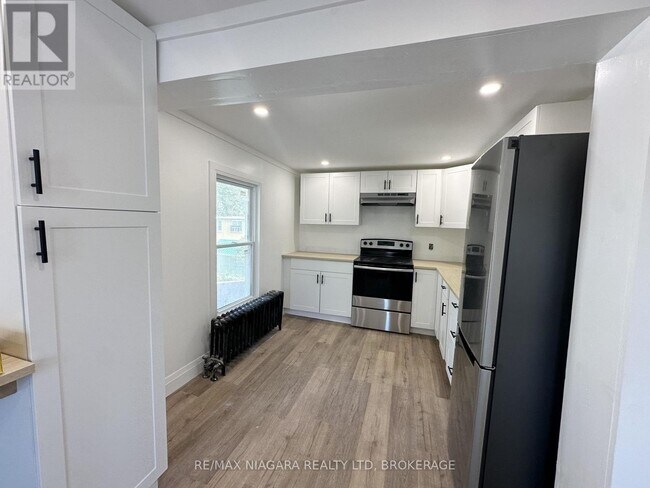 Building Photo - 94 Crowland Ave
