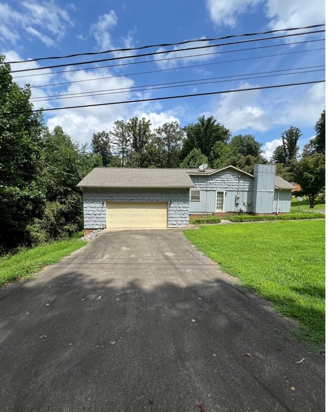 Building Photo - 1521 Cedar Ln