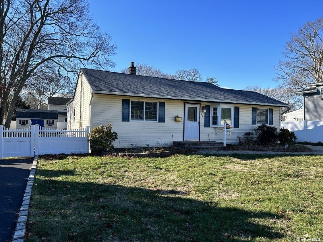 38 Meroke Ln, East Islip, NY 11730 House Rental in East Islip, NY