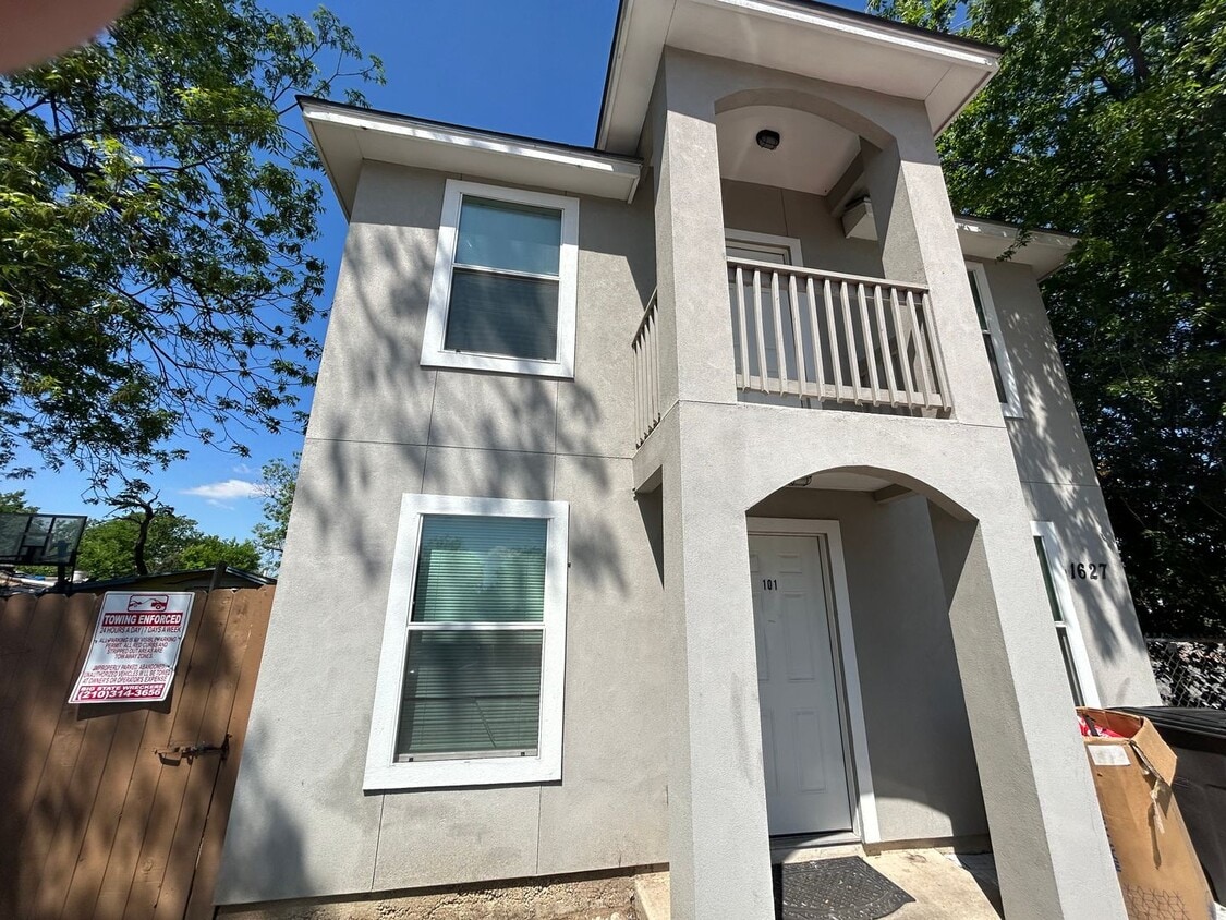 Primary Photo - 1615 N Navidad St