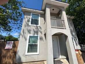 Building Photo - 1615 N Navidad St
