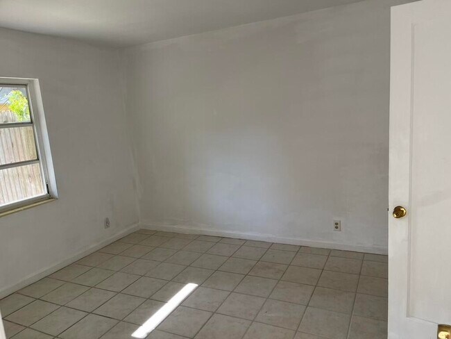 Building Photo - 115 E Lantana Rd
