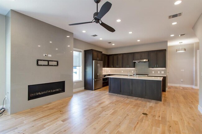 Building Photo - 901 Bouldin Ave