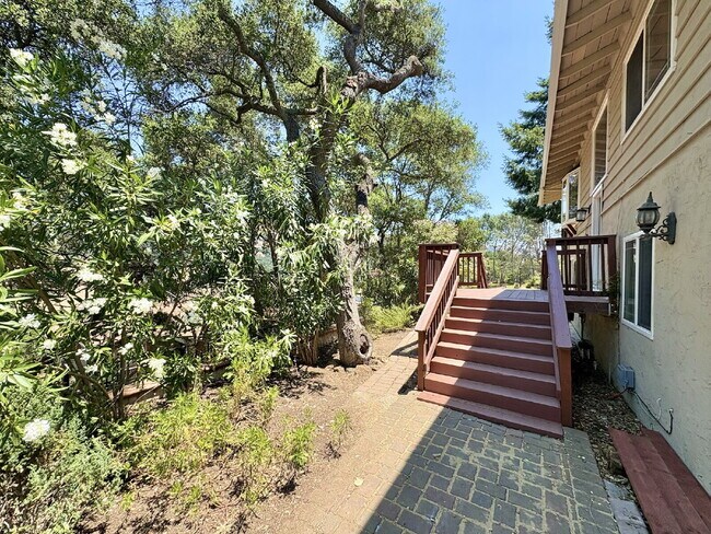 Foto del edificio - Charming 4-Bed by the Lake in Morgan Hill