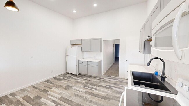 Foto del edificio - 105-107 W Oak St