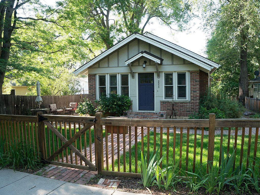 Front Entry - 2520 Bluff St