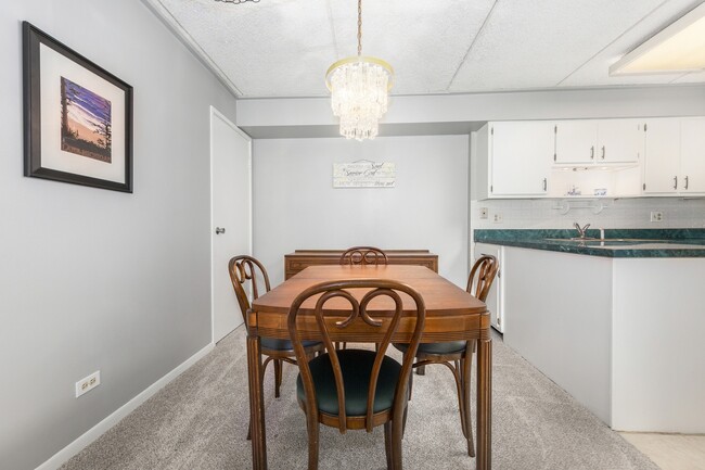 dining area - 5S066 Pebblewood Ln