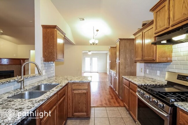 5 br, 3 bath House - 2500 Queenston UNIT photo'