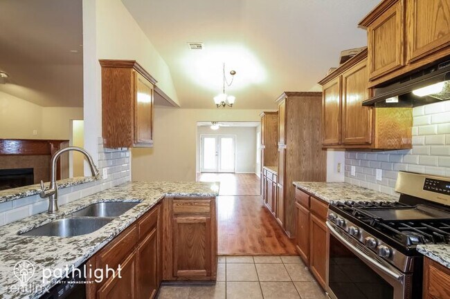 Foto del edificio - 5 br, 3 bath House - 2500 Queenston UNIT