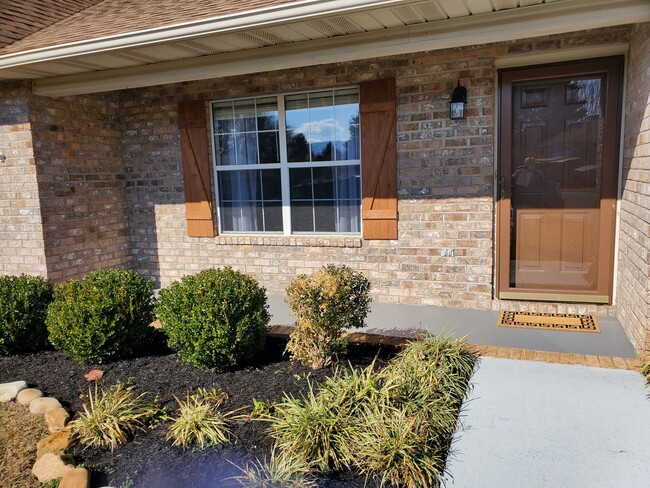 Photo - Maryville 37804 - 3 bedroom, 2 bedroom home - Call Karen Robertson (865) 454-7626