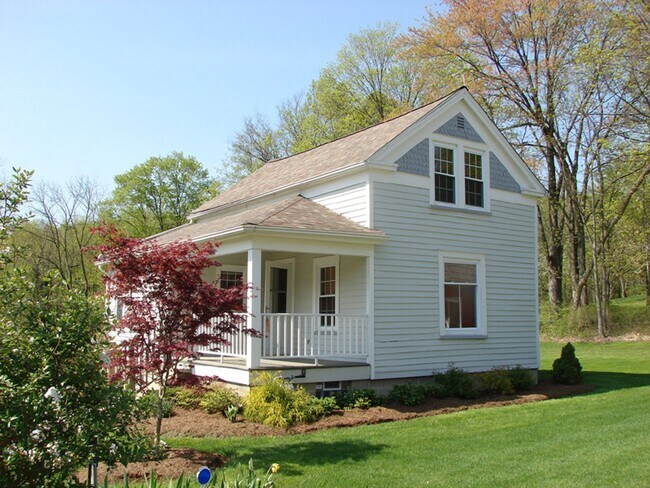 Building Photo - Updated Country Home