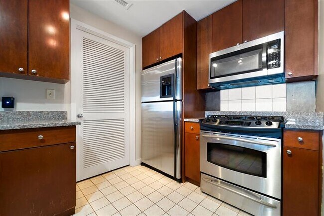Building Photo - 3338 Peachtree Rd NE