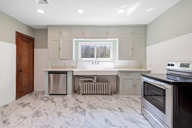 Foto del edificio - 1485 E Friess Lake Dr