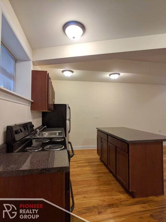 Building Photo - 1129 W Oakdale Ave