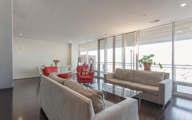 Building Photo - Rarely Offering Stunning 3bd/3.5 Loft w. E...